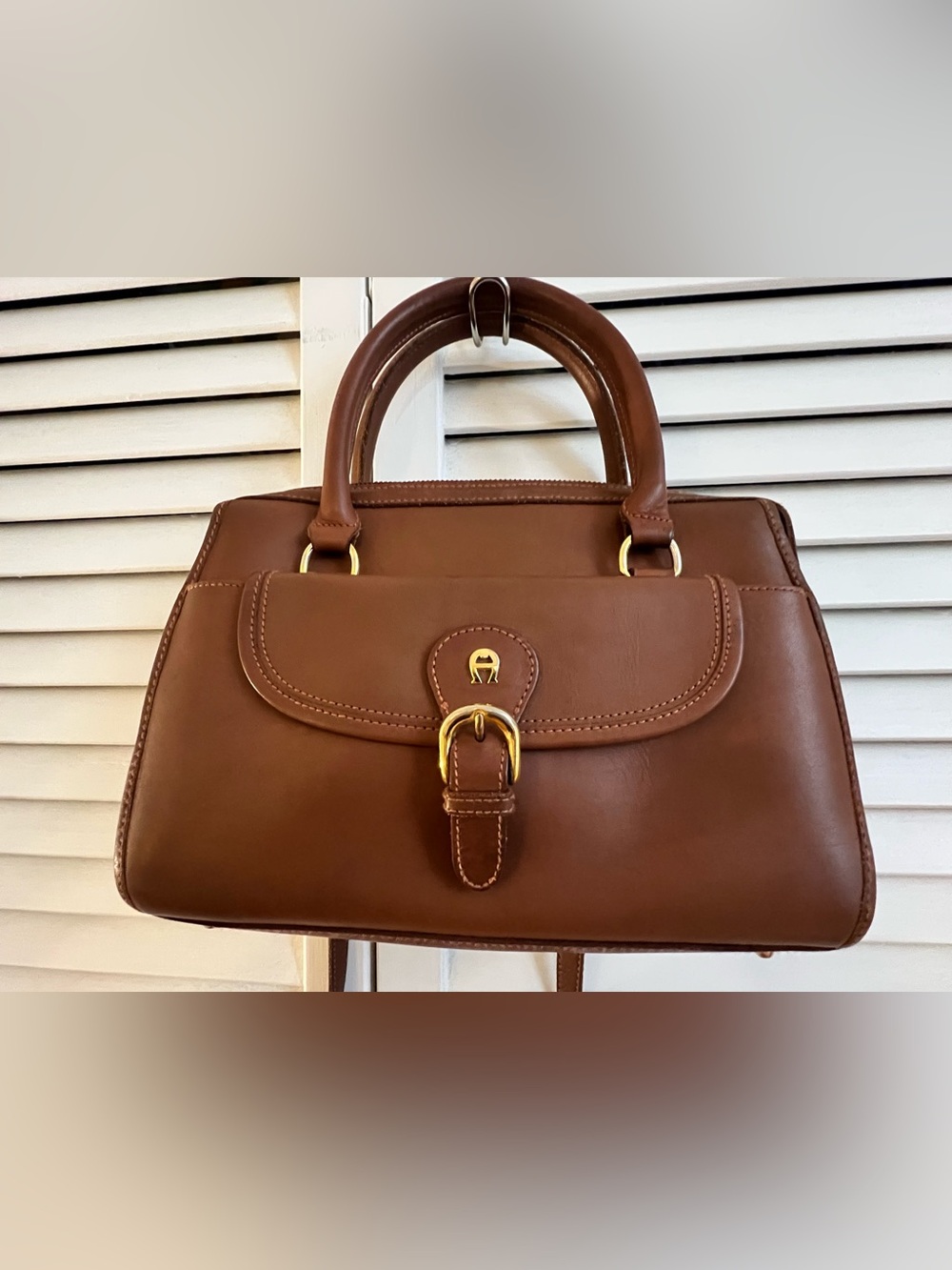 Etienne Aigner handbag features a distinctive horseshoe logo buckle 1990’s